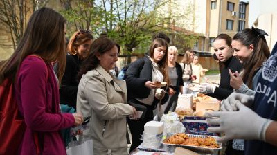 Великденски благотворителен базар в Математическата гимназия събра 1 822 лв. за лечението на Таня Мечкова