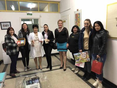 Малчугани от детските градини в Казанлък зарадваха малките пациенти в болницата