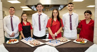 Клубът по интереси „Здраве в чинията – силата и енергия на тялото“ от ПГЛПТ представи кулинарна изложба