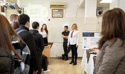 Клубът по интереси „Здраве в чинията – силата и енергия на тялото“ от ПГЛПТ представи кулинарна изложба