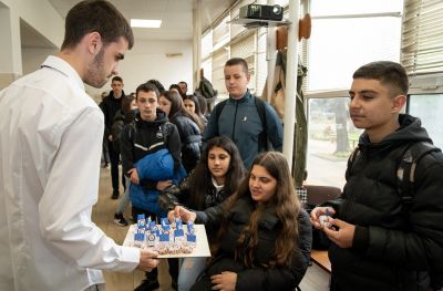 Клубът по интереси „Здраве в чинията – силата и енергия на тялото“ от ПГЛПТ представи кулинарна изложба