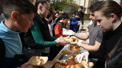 Великденски благотворителен базар в Математическата гимназия събра 1 822 лв. за лечението на Таня Мечкова