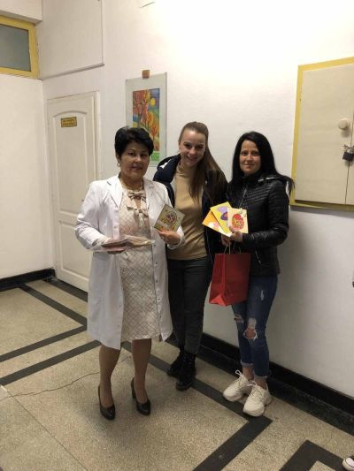 Малчугани от детските градини в Казанлък зарадваха малките пациенти в болницата