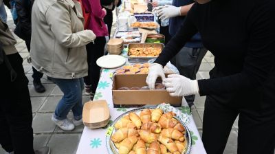 Великденски благотворителен базар в Математическата гимназия събра 1 822 лв. за лечението на Таня Мечкова