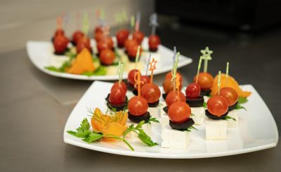 Клубът по интереси „Здраве в чинията – силата и енергия на тялото“ от ПГЛПТ представи кулинарна изложба