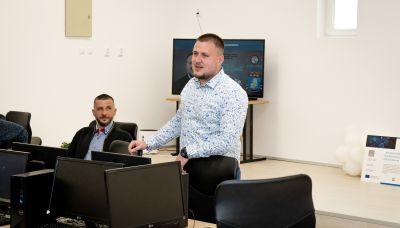 Учениците на ПГЛПТ се срещнаха с успешни бивши възпитаници на гимназията