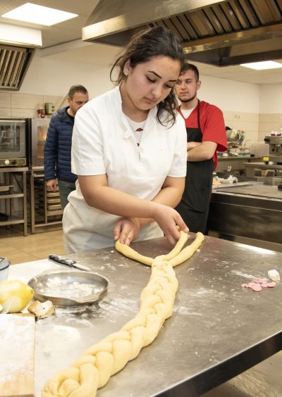 Тийн китчън „Споделен Великден“ се проведе в ПГЛПТ