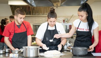 Тийн китчън „Споделен Великден“ се проведе в ПГЛПТ