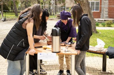 Тийн китчън „Споделен Великден“ се проведе в ПГЛПТ