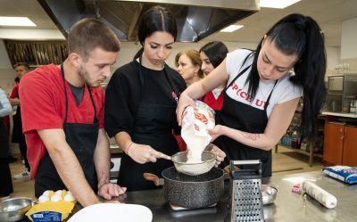 Тийн китчън „Споделен Великден“ се проведе в ПГЛПТ