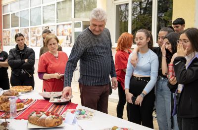 Тийн китчън „Споделен Великден“ се проведе в ПГЛПТ