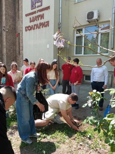 Ученици от ОУ “Мати България“ и доброволци от Центъра за взаимопомощ в Казанлък, беседваха по теми свързани с опазването на природата