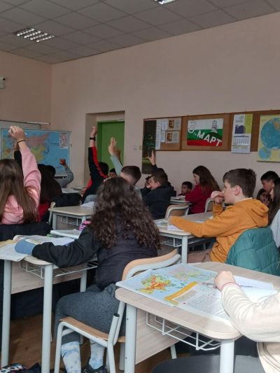 Ученици от ОУ “Мати България“ и доброволци от Центъра за взаимопомощ в Казанлък, беседваха по теми свързани с опазването на природата