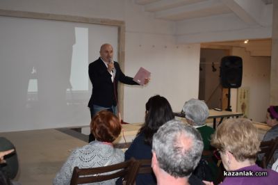 Невена Коканова и любимото ѝ с. Иглика препълниха Галерията в Казанлък