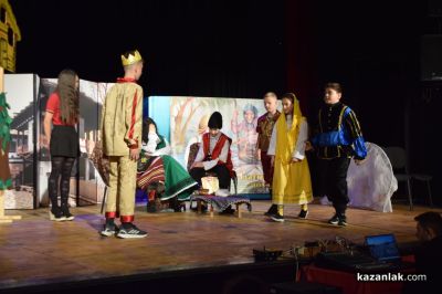 Театралното студио “Светът в детските длани“ при ОУ“ Мати Болгария“ откри III фестивал “Театрални искри“ с постановката “Златното момиче“