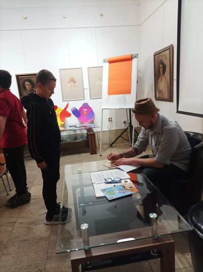 Децата от клуб „Лексикон“ при ОУ „Мати Болгария“ се потопиха в света на карикатурата с рисунките на Георги Гечев 