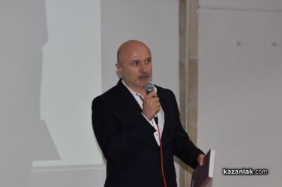 Невена Коканова и любимото ѝ с. Иглика препълниха Галерията в Казанлък