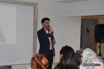 Невена Коканова и любимото ѝ с. Иглика препълниха Галерията в Казанлък