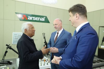 Министър-председателят Росен Желязков и председателят на Европейския съвет Антонио Коща посетиха военния завод „Арсенал“ в Казанлък 