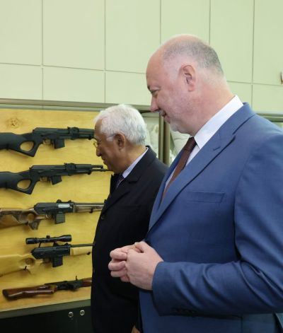 Министър-председателят Росен Желязков и председателят на Европейския съвет Антонио Коща посетиха военния завод „Арсенал“ в Казанлък 
