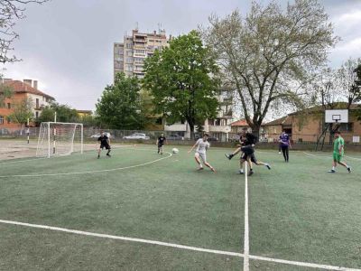 Момчетата от 12 клас с триумф във футболния турнир „60 години ПГЛПТ“