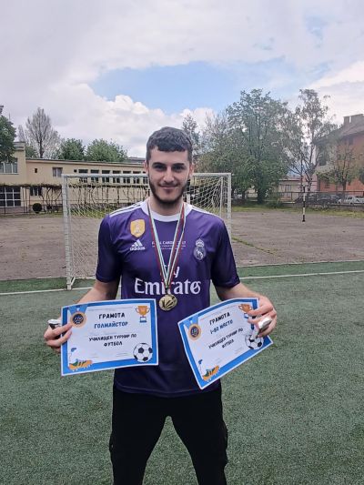 Момчетата от 12 клас с триумф във футболния турнир „60 години ПГЛПТ“