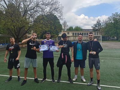 Момчетата от 12 клас с триумф във футболния турнир „60 години ПГЛПТ“