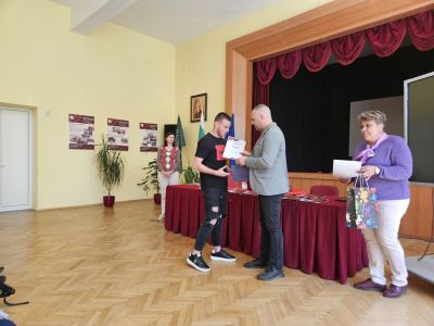 Наградиха отличените в конкурса за ученическо творчество на ПГ “Иван Хаджиенов“