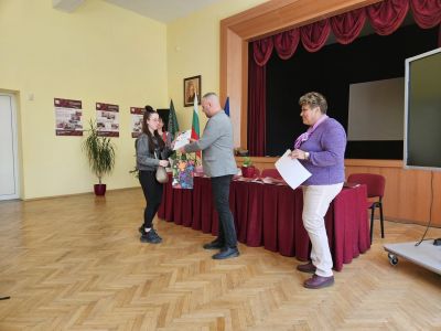 Наградиха отличените в конкурса за ученическо творчество на ПГ “Иван Хаджиенов“