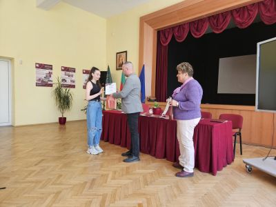 Наградиха отличените в конкурса за ученическо творчество на ПГ “Иван Хаджиенов“