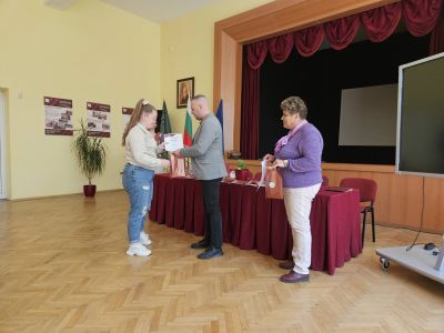 Наградиха отличените в конкурса за ученическо творчество на ПГ “Иван Хаджиенов“