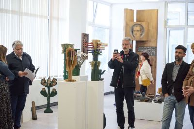 До 15 юни може да разгледате изложбата с творби на майсторите-дърворезбари Иван Бубев и Лалю Бубев “Диалози с дървото“ в Павел баня