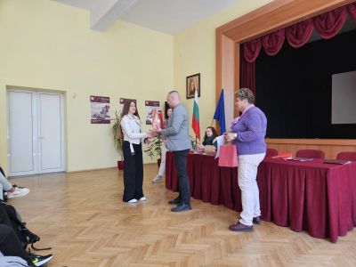 Наградиха отличените в конкурса за ученическо творчество на ПГ “Иван Хаджиенов“