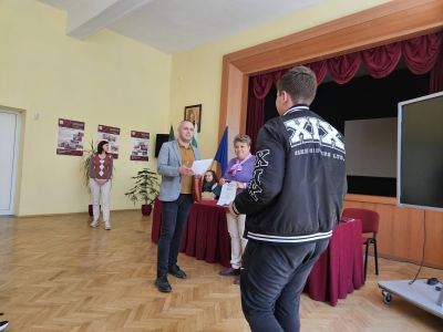 Наградиха отличените в конкурса за ученическо творчество на ПГ “Иван Хаджиенов“