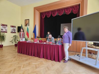 Наградиха отличените в конкурса за ученическо творчество на ПГ “Иван Хаджиенов“