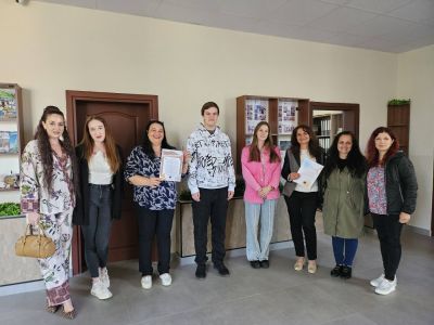 Емоционална покана отправиха абитуриентите на ПГЛПТ към ръководството на училището