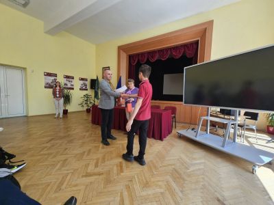 Наградиха отличените в конкурса за ученическо творчество на ПГ “Иван Хаджиенов“