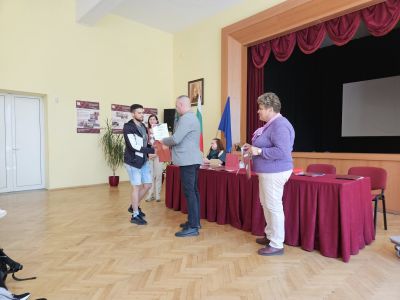 Наградиха отличените в конкурса за ученическо творчество на ПГ “Иван Хаджиенов“