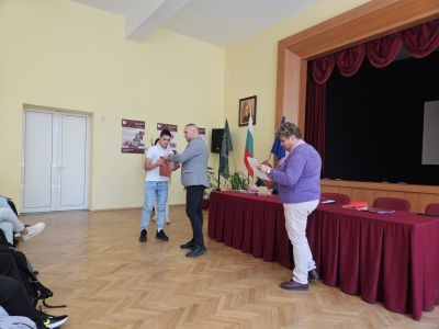 Наградиха отличените в конкурса за ученическо творчество на ПГ “Иван Хаджиенов“