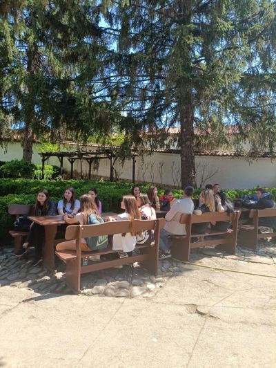 Десетокласници от ПХГ „Св. Св. Кирил и Методий“ посетиха комплекс „Кулата“ където се докоснаха до начина на живот на българите от XIX век