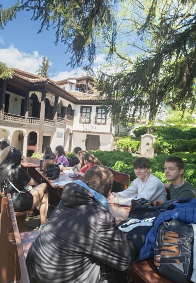 Десетокласници от ПХГ „Св. Св. Кирил и Методий“ посетиха комплекс „Кулата“ където се докоснаха до начина на живот на българите от XIX век