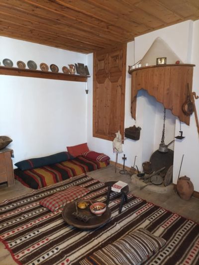 Десетокласници от ПХГ „Св. Св. Кирил и Методий“ посетиха комплекс „Кулата“ където се докоснаха до начина на живот на българите от XIX век