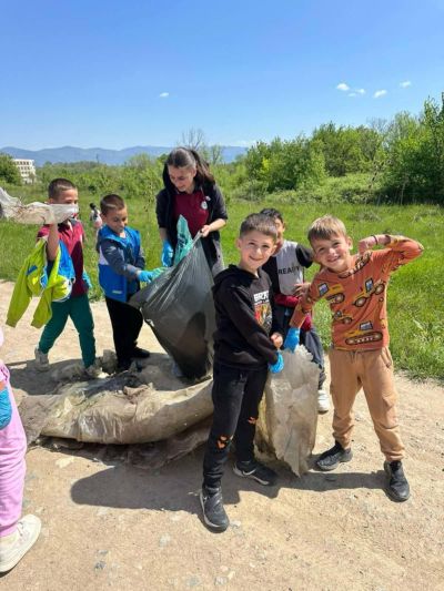Малки и големи се включиха в почистването на Павел баня