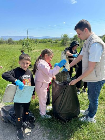 Малки и големи се включиха в почистването на Павел баня