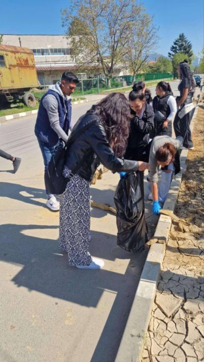 Малки и големи се включиха в почистването на Павел баня