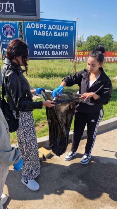 Малки и големи се включиха в почистването на Павел баня
