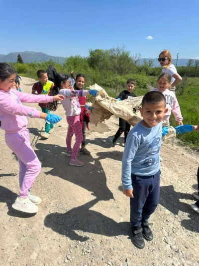Малки и големи се включиха в почистването на Павел баня