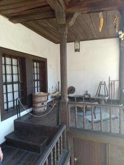 Десетокласници от ПХГ „Св. Св. Кирил и Методий“ посетиха комплекс „Кулата“ където се докоснаха до начина на живот на българите от XIX век