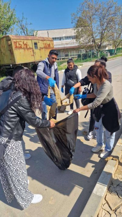 Малки и големи се включиха в почистването на Павел баня