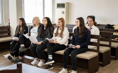 Ученици от ПГЛПТ пресъздадоха съдебен процес в казанлъшкия съд